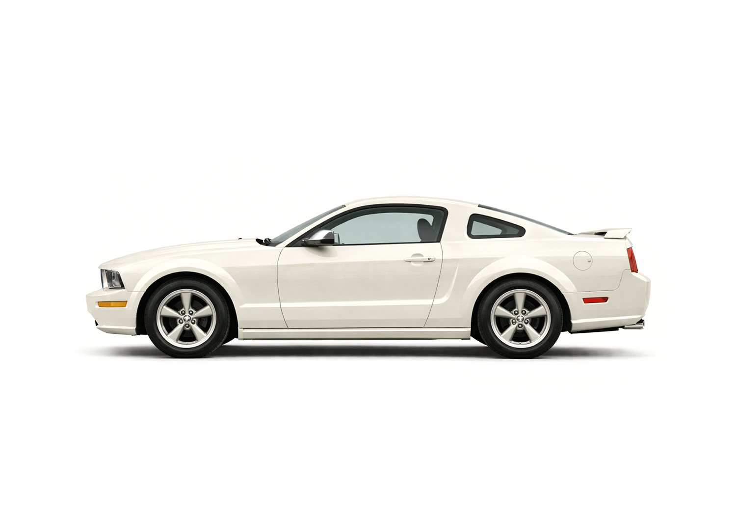 TM-Cars-Old English White-2005 Ford Mustang GT S197